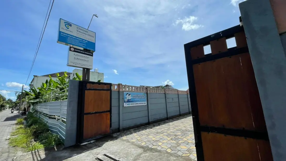 Gerbang masuk Clinivac dengan papan nama biru di depan pagar